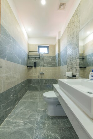 Un baño moderno con ducha, inodoro y bañera.