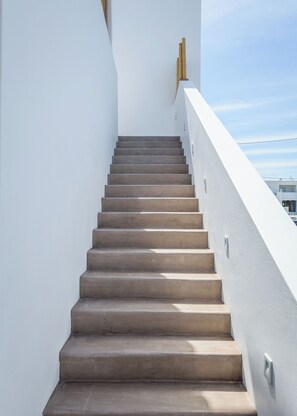 Eine modern gestaltete Treppe, die nach oben führt.