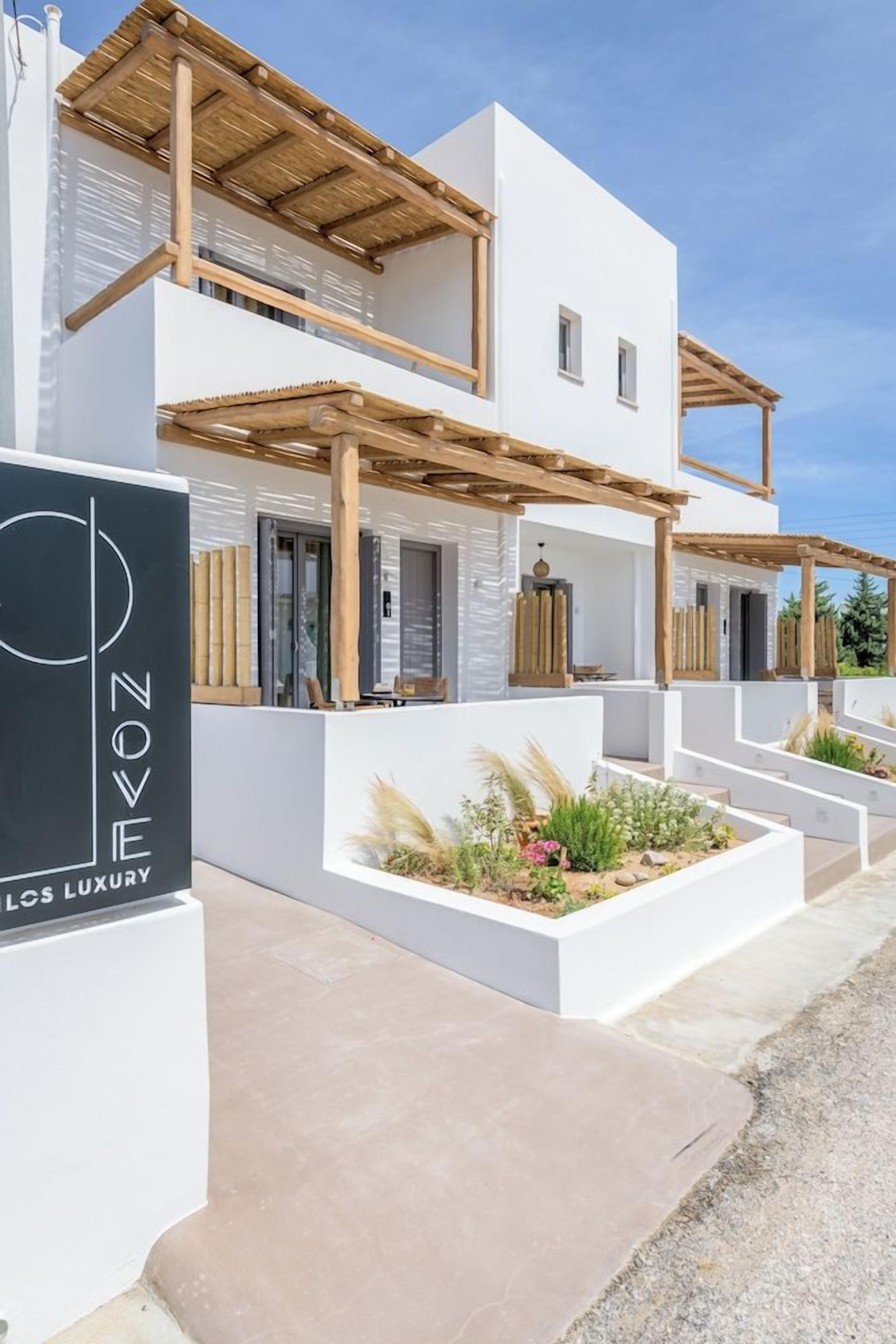 Un bâtiment moderne à la façade blanche, agrémenté de pergolas en bois et d’une enseigne sur laquelle on peut lire : « LOVES NOVE LOS LUXURY ».