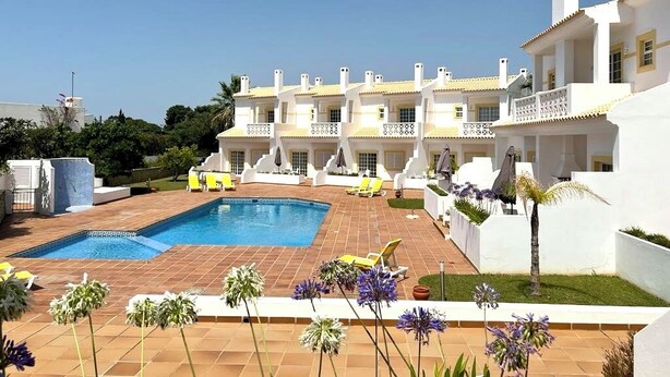 A hotel with a swimming pool, outdoor seating, and a garden. - Balaia Plaza Al (Albufeira)