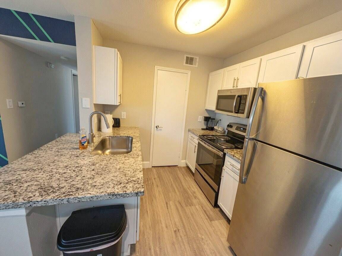 Coffee/tea maker, fridge, microwave, stovetop