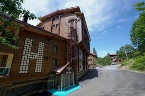 Un hôtel à plusieurs étages, de conception traditionnelle, doté d’un escalier et d’une enseigne indiquant qu’il s’agit d’un hôtel.