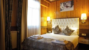 A hotel room with a large bed, two wall-mounted lamps, a painting, and a window with curtains. - Ayder Hasimoglu Otel - Eur (Çamlıhemşin)