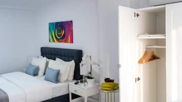 Un dormitorio con cama, mesita de noche y armario.