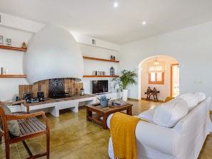 TV - CAN COSTA by Interhome (San José Ibiza)