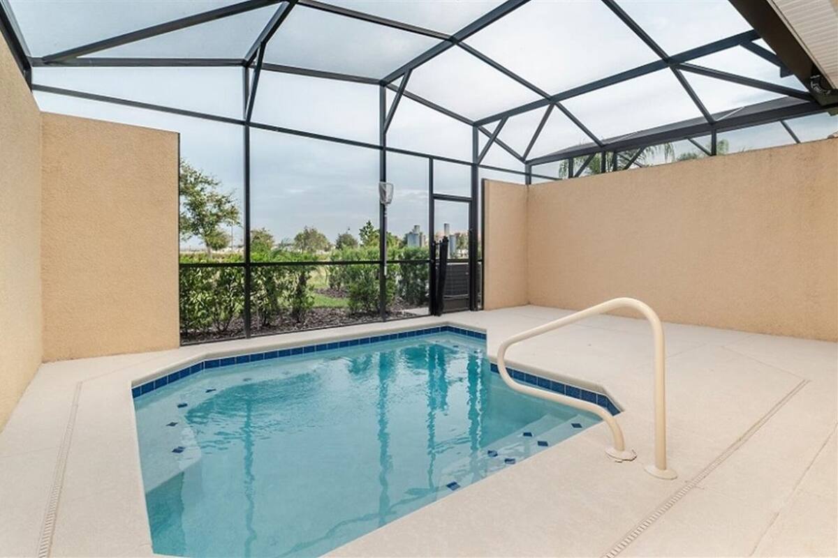 Ein überdachter Pool mit freiem Blick auf die umliegende Landschaft.