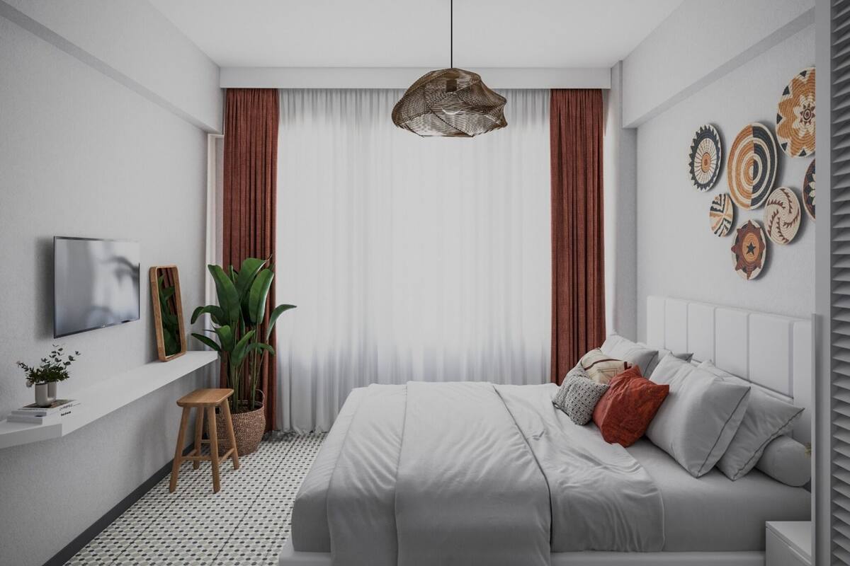 Ein modernes Schlafzimmer mit einem Bett, einem Fernseher, einer Pflanze und einer Wand mit dekorativen Tellern.