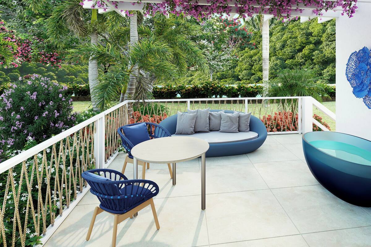 Uma varanda com sofá, cadeiras, mesa e uma taça decorativa com copos e garrafa.