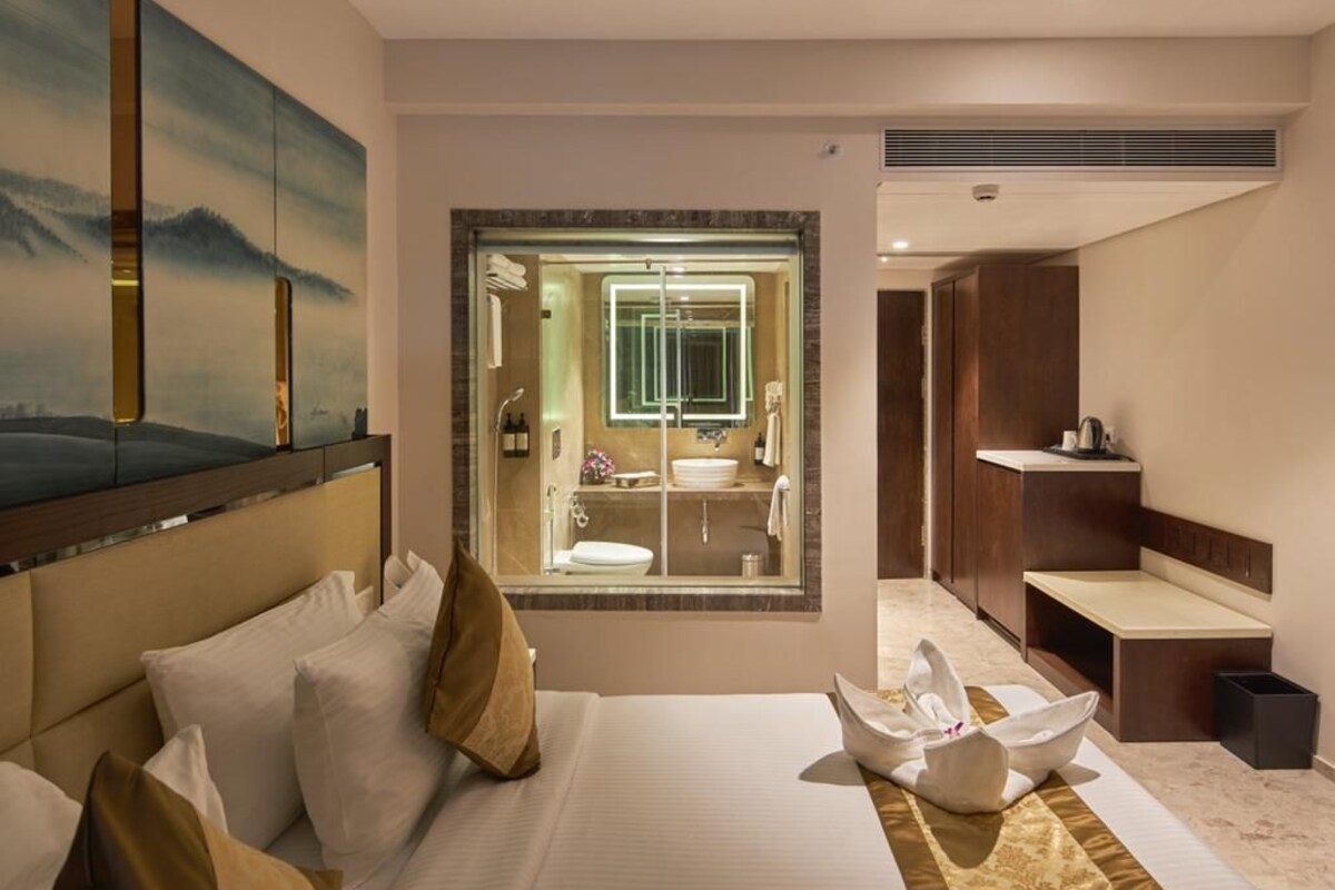 DELUXE DOUBLE ROOM WITH BALCONY