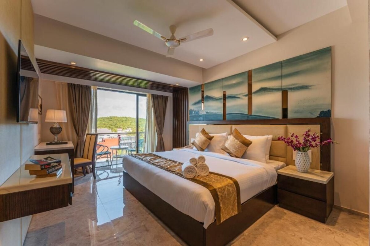 DELUXE ROOM WITH BALCONY SINGLE ROOM