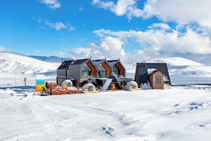 A modern building with multiple rooms, a ski slope, and a snowy landscape. - Das 3917 (Kayseri)
