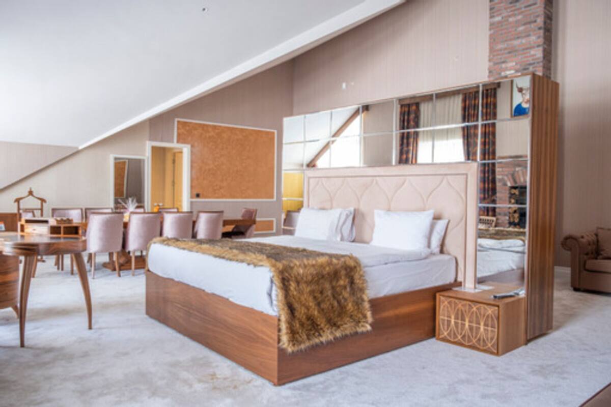 Ein Schlafzimmer mit einem großen Bett, einem Schreibtisch und einem Stuhl.