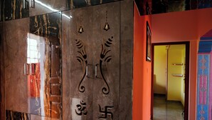Paret de marbre amb símbols decoratius i una porta.