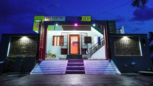 Un edifici amb un cartell que diu “SRI SAKTHI RESIDENCE” i una escala que condueix a l'entrada.