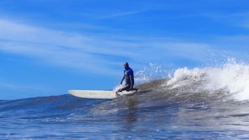 Una persona surfeando una ola en el océano.