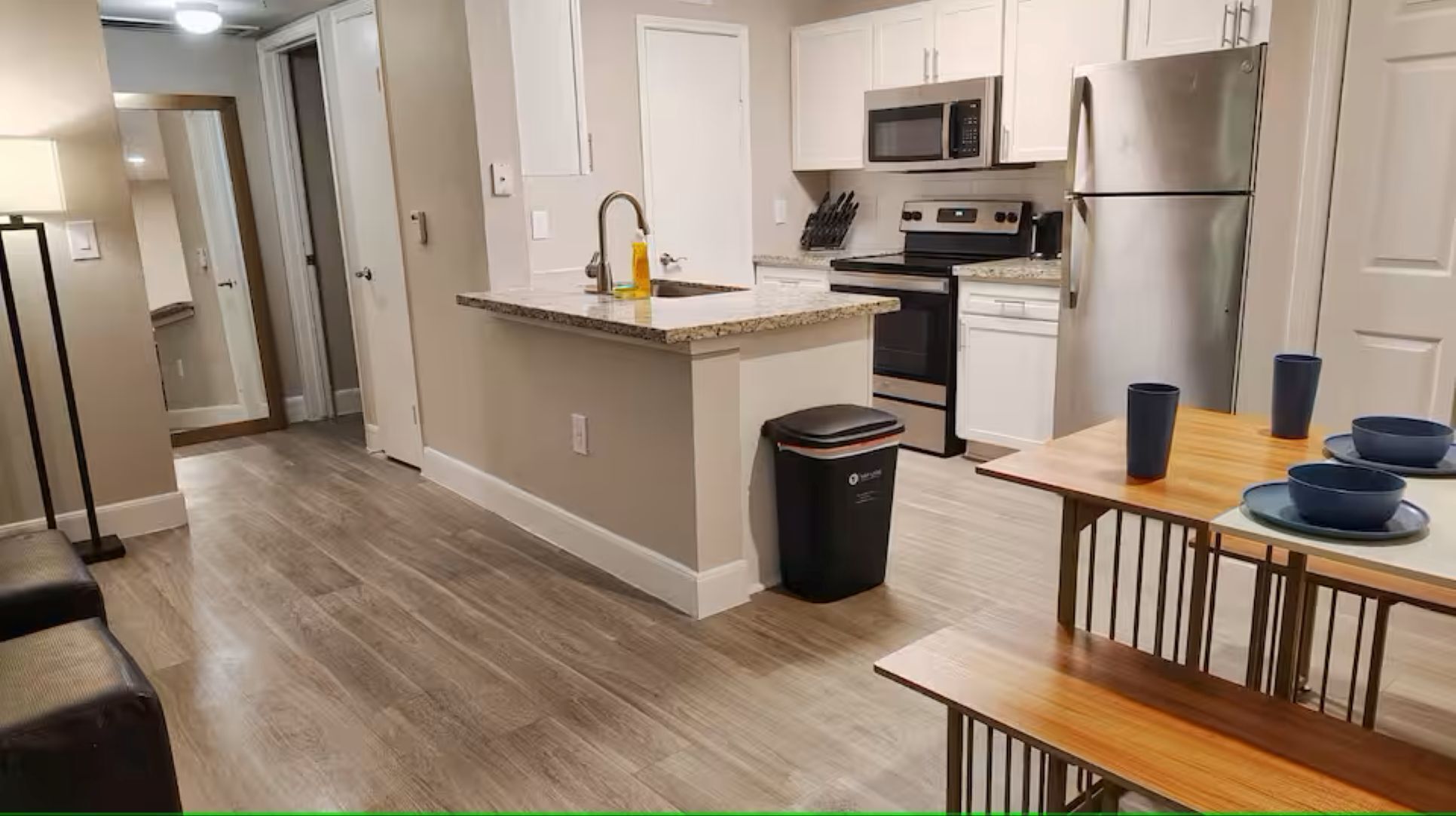 Geladeira, micro-ondas, cooktop, lava-louças