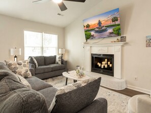 TV - Luxury Renovated 4BR 2 BATH Hot Tub Retreat In Charleston (North Charleston)