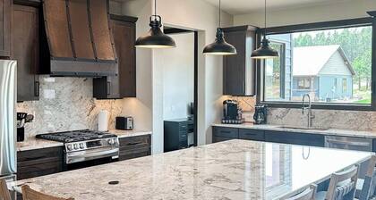 Immaculate, dog-friendly home w/hot tub, outdoor patio, pool table & lake views