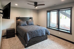 Room - Immaculate, dog-friendly home w/hot tub, outdoor patio, pool table & lake views (Sturgis)