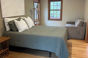 Room - Private beach and dock: Beautiful views, dog friendly, large deck, mooring & AC (Raymond)