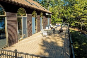 Outdoor dining - Private beach and dock: Beautiful views, dog friendly, large deck, mooring & AC (Raymond)