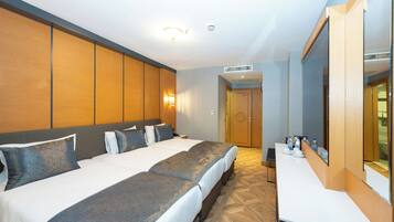 Una habitación de hotel con una cama grande, un escritorio y un espejo.