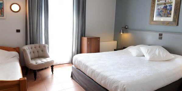 A hotel room with a bed, a chair, a desk, and a lamp. - Logis Hotel Du Fronton-agian (Itxassou)