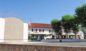 Ein Gebäude mit Restaurant, Hotel und Außenbereich.