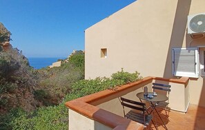 Outdoor dining - Amazing apartment in Costa Paradiso with swimming pool (Costa Paradiso)