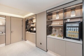 Une cuisine moderne dotée d’appareils électroménagers intégrés, d’un réfrigérateur et de placards de rangement.