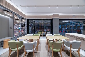 Eine moderne Bibliothek mit Bücherregalen, Tischen und Stühlen.