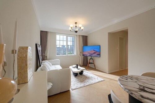 Fabulous 3-bedroom apartment close to Riyueguang Shopping Area