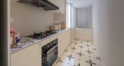 Fabulous 3-bedroom apartment close to Riyueguang Shopping Area