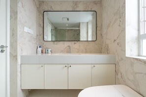 Douche, séchoir à cheveux, serviettes fournies, savon