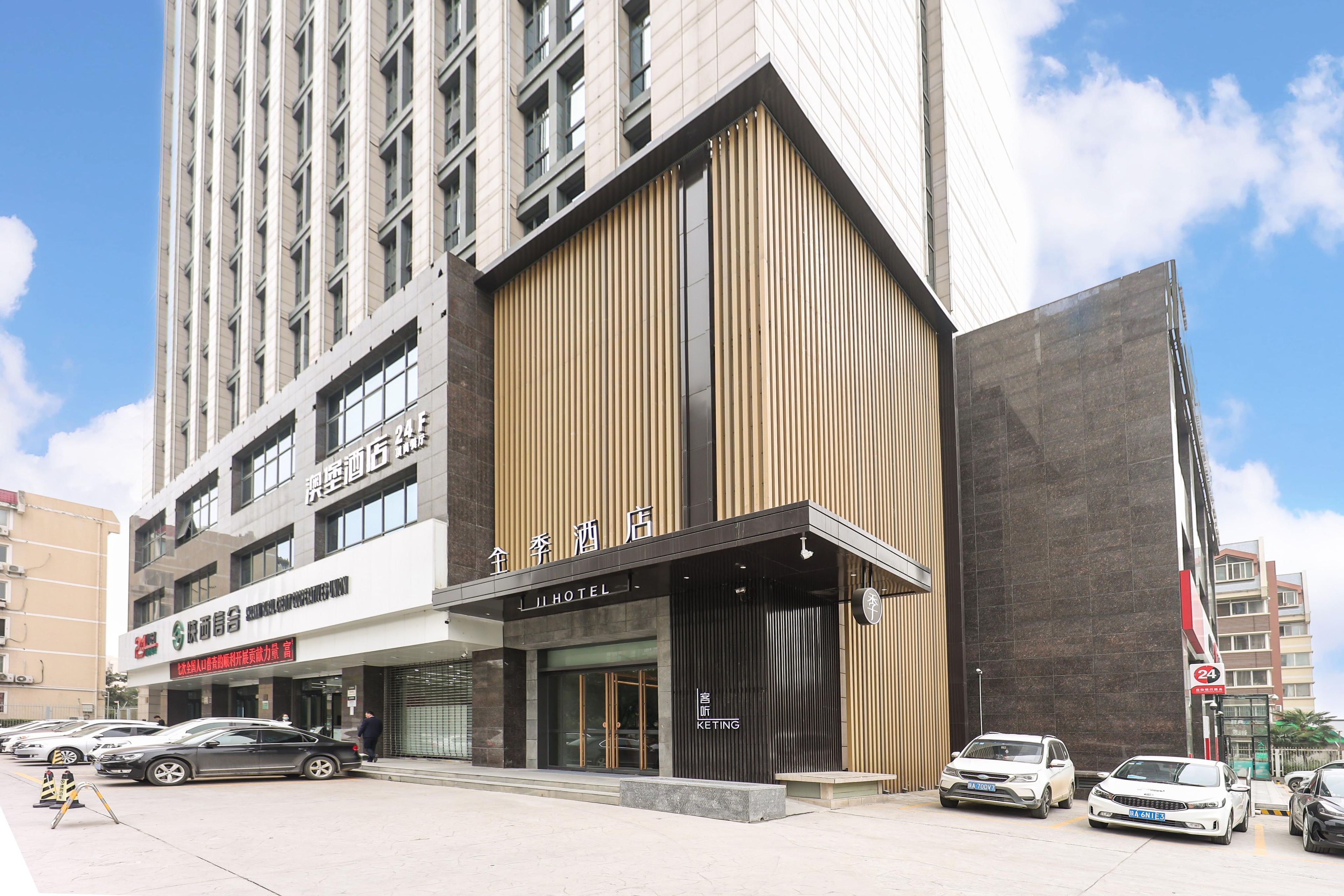 Un hotel con fachada moderna, amplias ventanas y una entrada destacada.