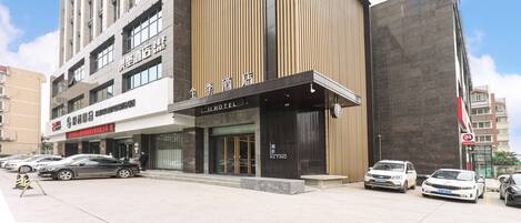 Um hotel com fachada moderna, janelas amplas e entrada imponente.