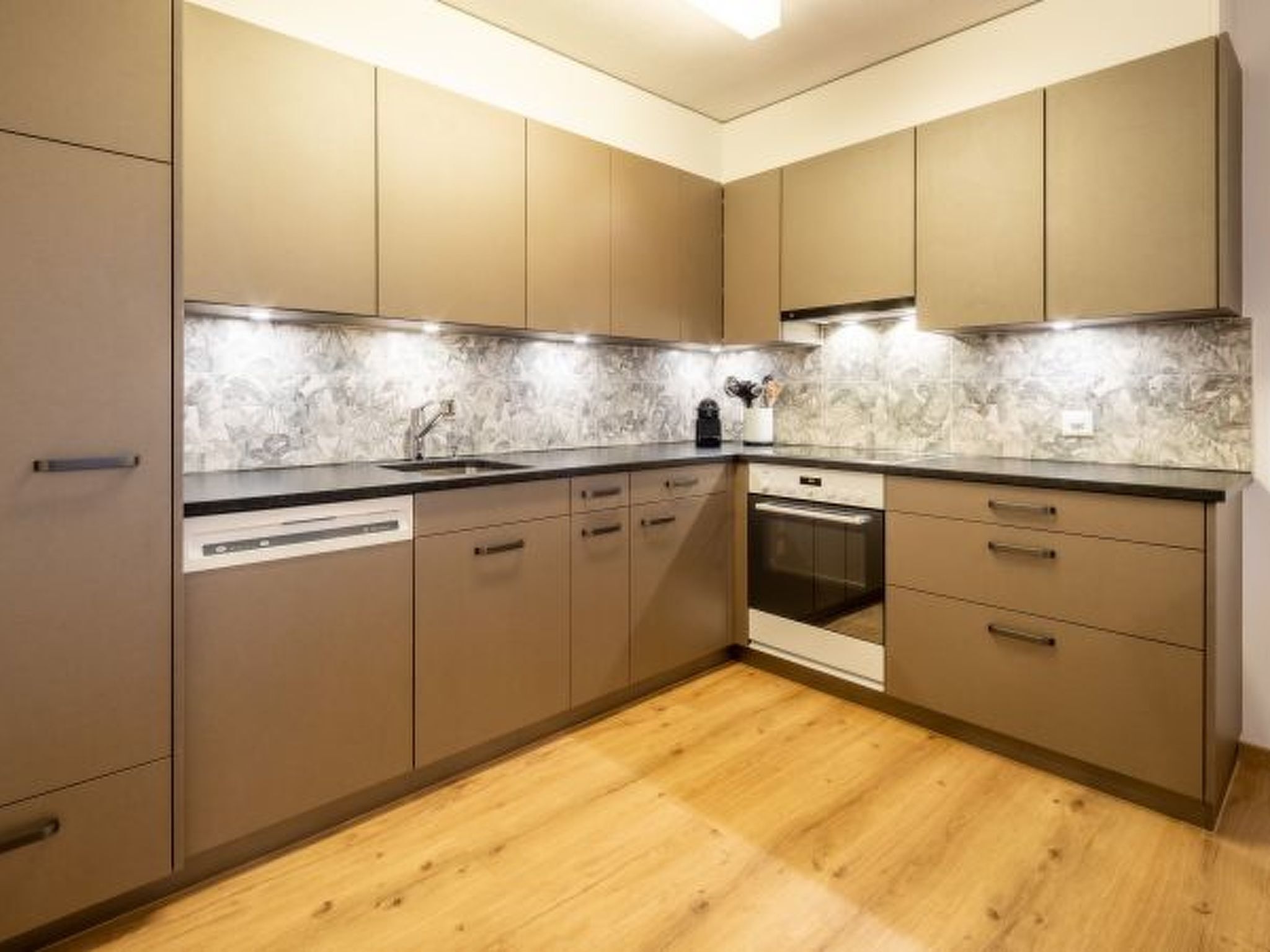 Fridge, oven, dishwasher, cookware/dishes/utensils