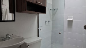 A bathroom with a toilet, sink, and shower. - Casa Torremolinos en Coto Privado (Zapopan)