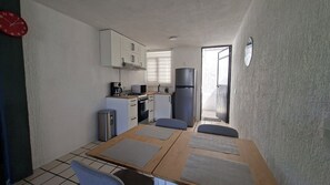 Standard House, 2 Bedrooms, Pets allowed | Private kitchen | Microwave, cookware/dishes/utensils - Casa Torremolinos en Coto Privado (Zapopan)