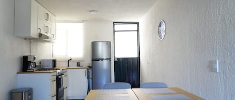 標準單棟房屋, 2 間臥室, 可攜帶寵物 | 私人廚房 | 微波爐、廚房用具/餐具/器皿