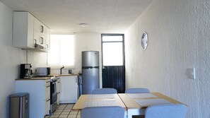Standard House, 2 Bedrooms, Pets allowed | Private kitchen | Microwave, cookware/dishes/utensils - Casa Torremolinos en Coto Privado (Zapopan)