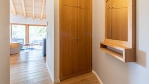 Ein Flur mit Holzboden, einem Holzschrank und einem Holzregal.