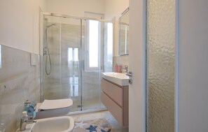 Shower, hair dryer - 2 bedroom beautiful apartment in Albenga (Albenga)