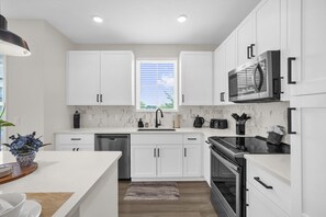 Fridge, microwave, oven, stovetop - Luxury 2BR | Pool, Gym, Near Disney (Winter Garden)