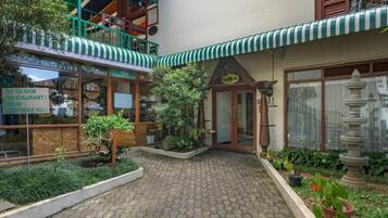 A courtyard with a tea room, conference hall, spa, and various plants.
