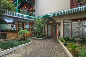 A courtyard with a tea room, conference hall, spa, and various plants. - Club Mahindra Lake View Munnar (Devikolam)