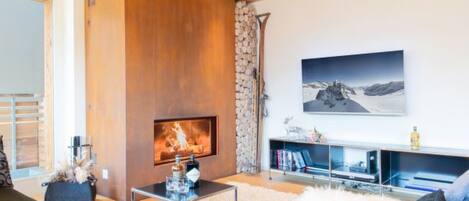 TV, fireplace