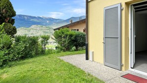 Una propiedad residencial con camino de entrada de grava, una puerta y vistas a la montaña.