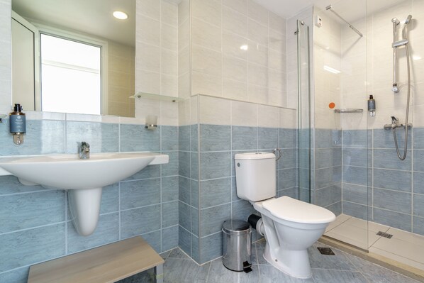 A bathroom with a sink, toilet, and shower. - Aluasun Helios Beach (Nessebar)