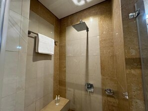 A bathroom with a shower, a towel rack, and a sink. - Private Suites Al Hamra Palace At Golf&sea Resort (Ras Al Khaimah)